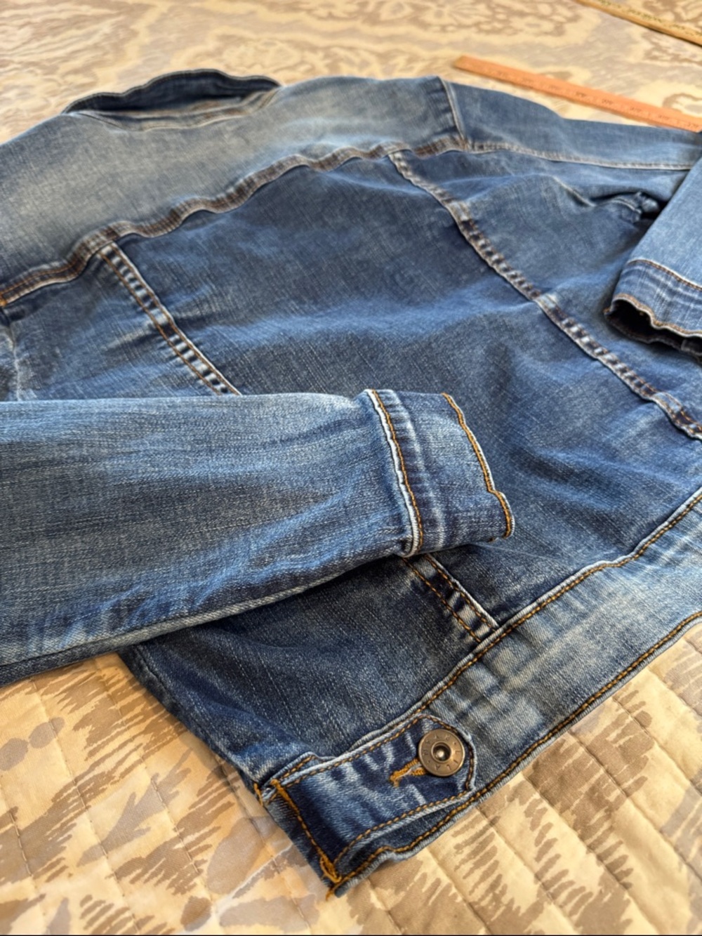 LILA RYAN Women's Cropped Denim Jacket; size medium - Picture 12 of 12